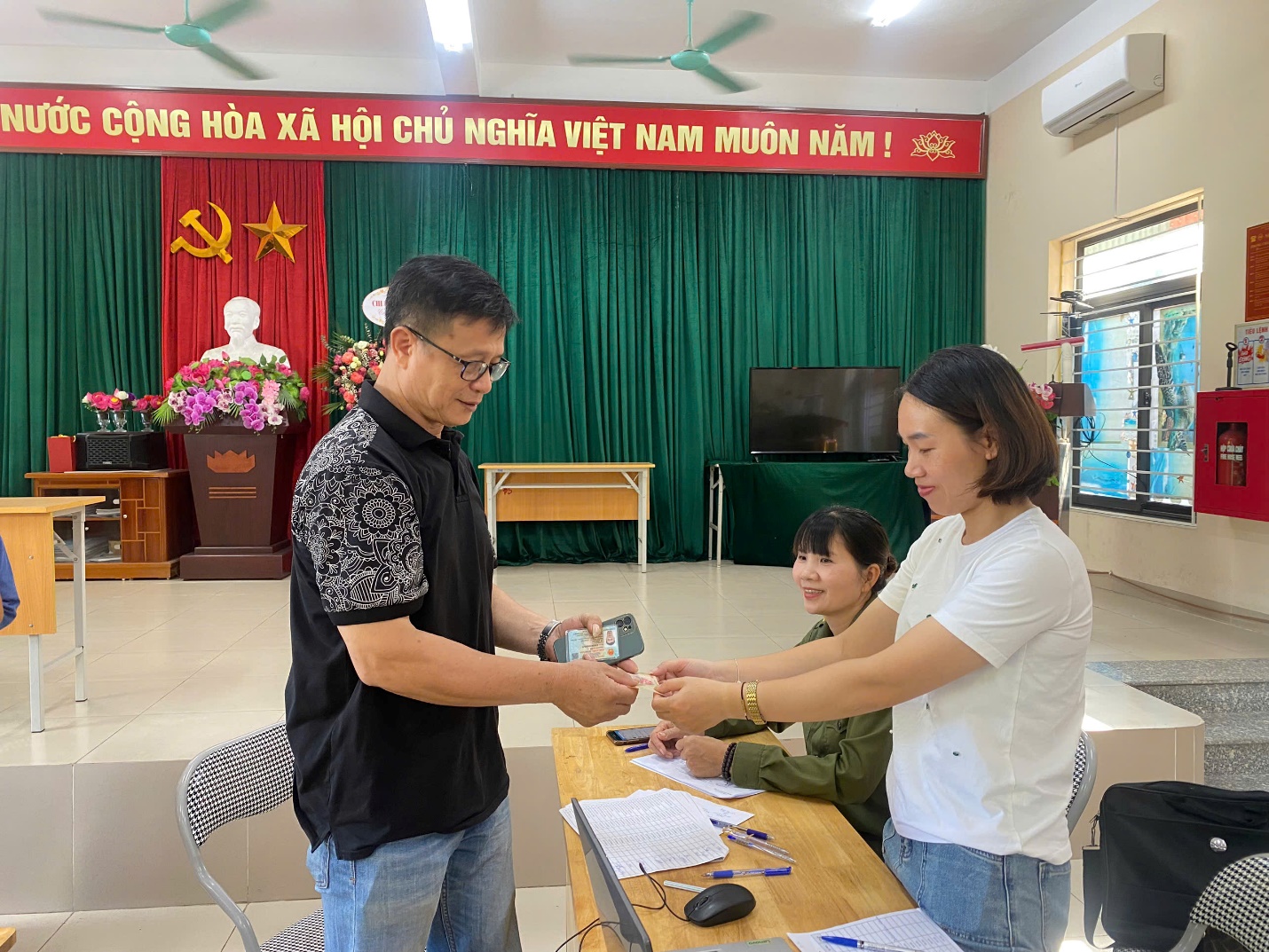 XÃ GIA LÂM TIẾP TỤC TỔ CHỨC CHI TRẢ QUÀ 2/9 TỚI NGƯỜI DÂN- Ảnh 4.