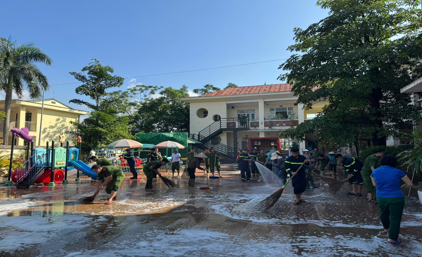 ĐỘI CHỮA CHÁY VÀ CỨU NẠN, CỨU HỘ KHU VỰC SỐ 28 PHỐI HỢP CÔNG AN XÃ XUÂN MAI DỌN RỬA ĐƯỜNG LÀNG, NGÕ XÓM VÀ TRƯỜNG HỌC SAU BÃO MƯA, BÃO- Ảnh 2.
