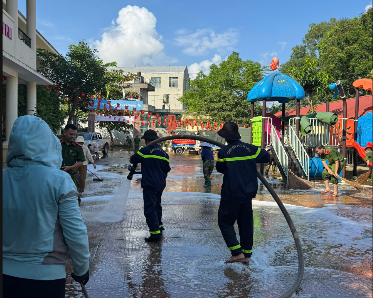 ĐỘI CHỮA CHÁY VÀ CỨU NẠN, CỨU HỘ KHU VỰC SỐ 28 PHỐI HỢP CÔNG AN XÃ XUÂN MAI DỌN RỬA ĐƯỜNG LÀNG, NGÕ XÓM VÀ TRƯỜNG HỌC SAU BÃO MƯA, BÃO- Ảnh 3.