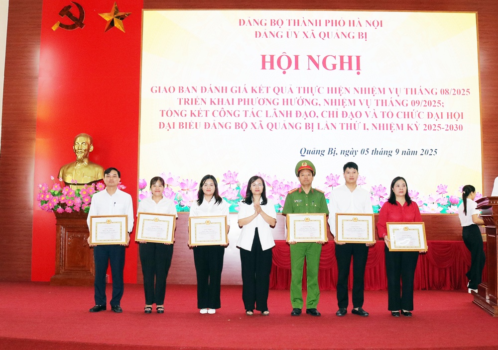 A group of people holding certificates  AI-generated content may be incorrect.