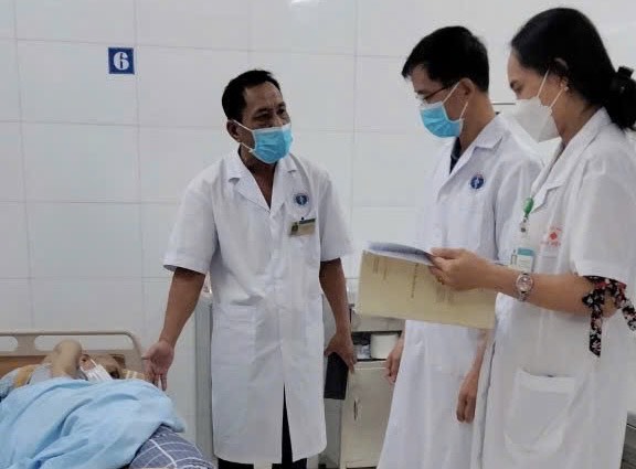 Người thắp lửa nơi tuyến cuối - Gieo niềm tin cho bệnh nhân HIV/AIDS- Ảnh 2.
