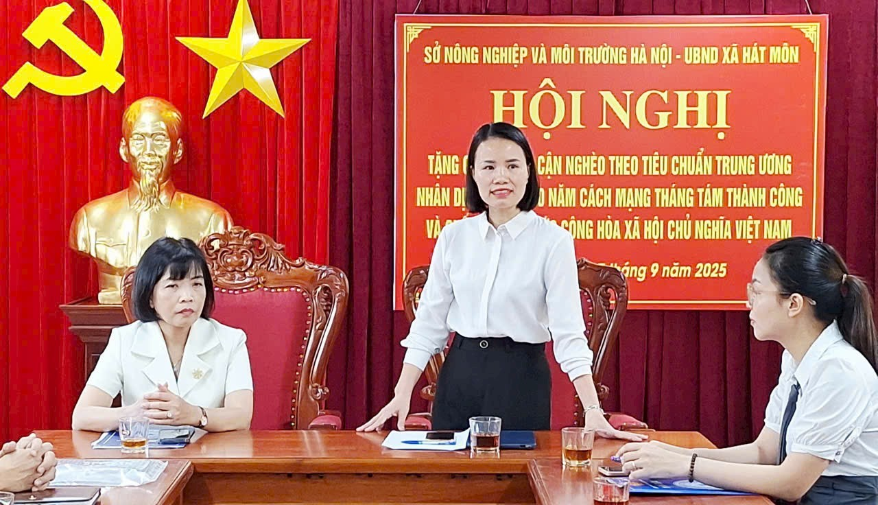 Sở NN&MT trao quà hỗ trợ hộ cận nghèo theo tiêu chuẩn Trung ương trên địa bàn xã Hát Môn- Ảnh 2.