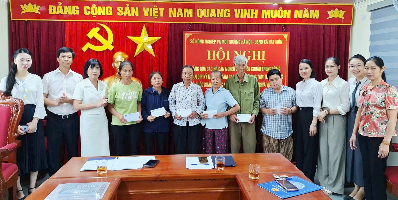 Sở NN&MT trao quà hỗ trợ hộ cận nghèo theo tiêu chuẩn Trung ương trên địa bàn xã Hát Môn- Ảnh 3.