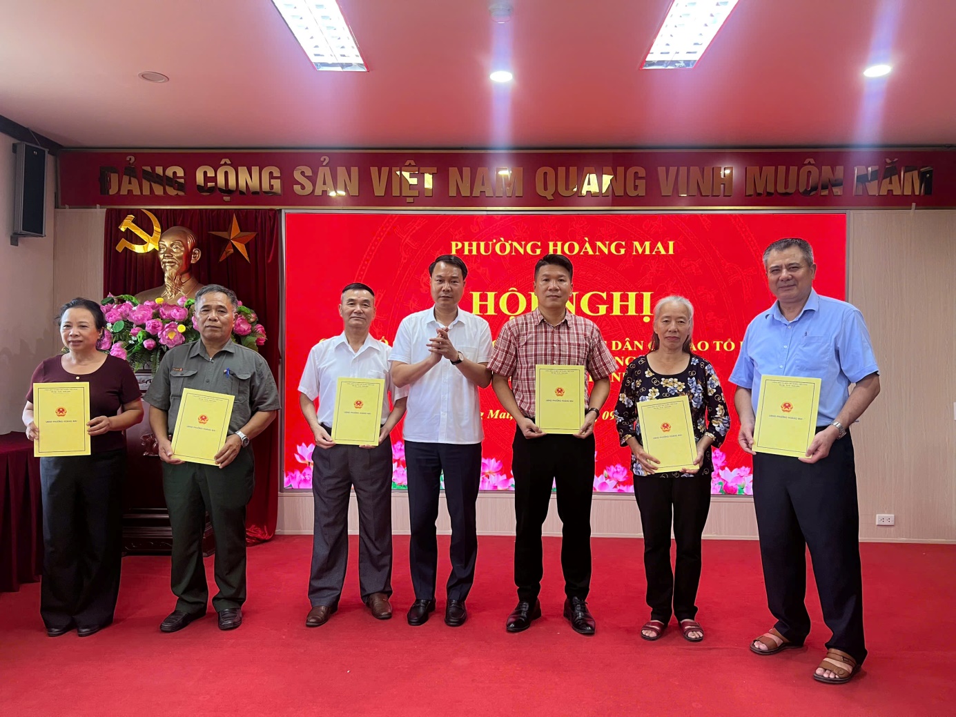 Phường Hoàng Mai tổ chức Hội nghị Công bố Quyết định ghép khu vực dân cư vào Tổ dân phố trên địa bàn phường Hoàng Mai.- Ảnh 1.