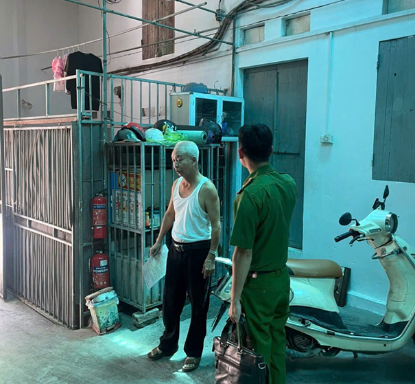 Công an phường Chương Mỹ rà soát, kiểm tra nhiều khu nhà ở cho thuê, chung cư mini… tăng cường đảm bảo an ninh trật tự địa bàn- Ảnh 1.