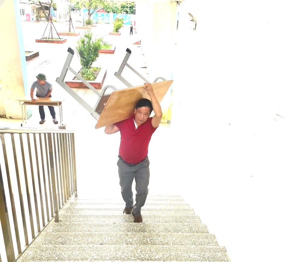 Ứng phó bão số 7: Học sinh có thể học trực tuyến hoặc tạm nghỉ- Ảnh 1.