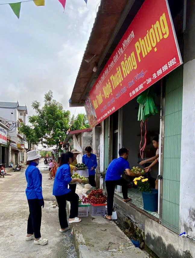 Đảng uỷ xã Phúc Thọ tăng cường lãnh đạo công tác vệ sinh môi trường và trật tự đô thị- Ảnh 1.