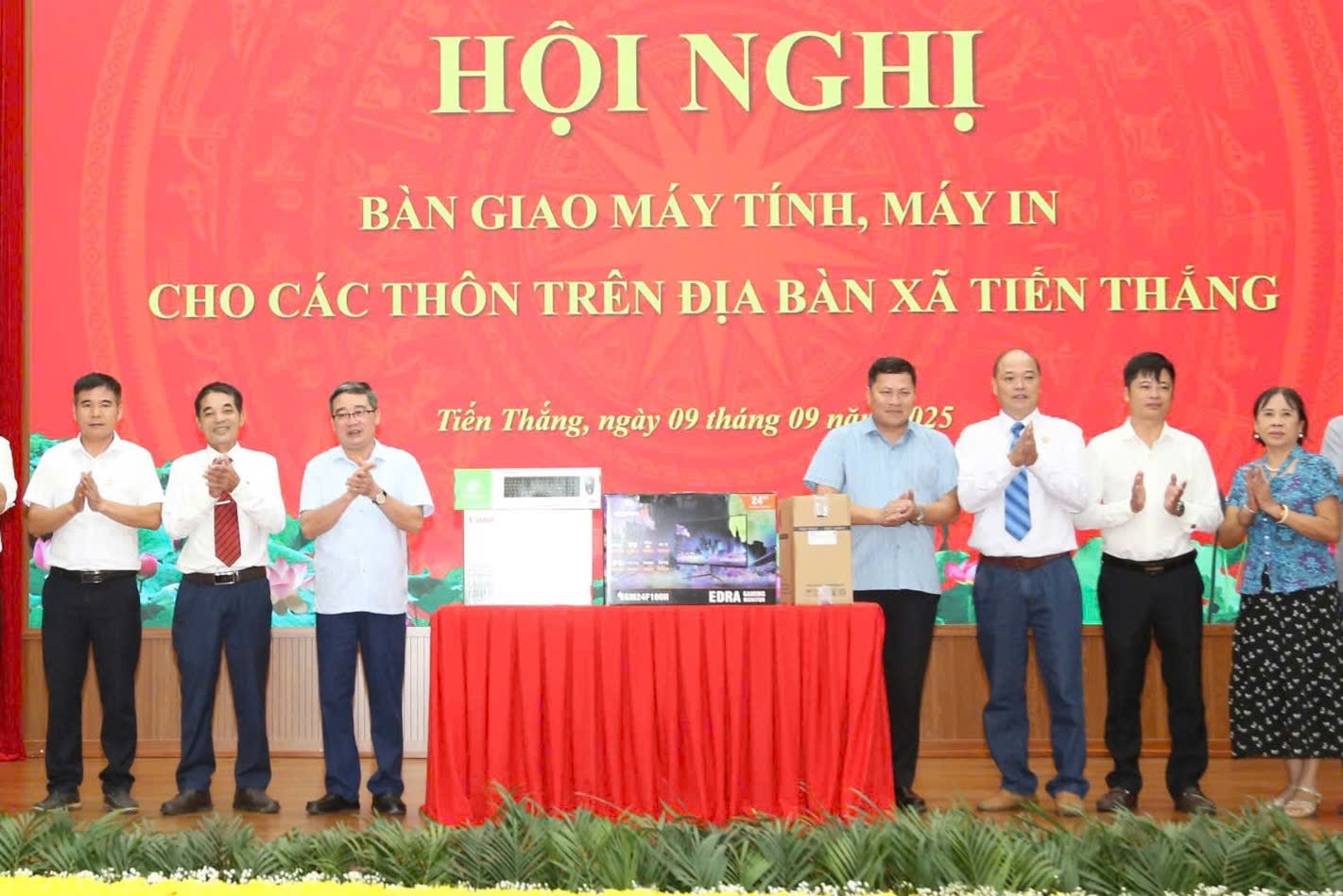 Xã Tiến Thắng bàn giao máy tính cho 22 thôn, thúc đẩy chuyển đổi số ở cơ sở- Ảnh 2.