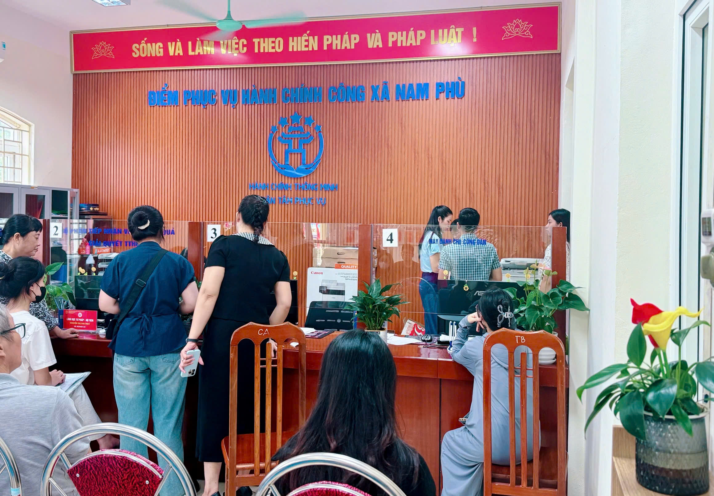 Đội ngũ cán bộ, công chức xã Nam Phù bắt nhịp với khối lượng công việc lớn- Ảnh 1.