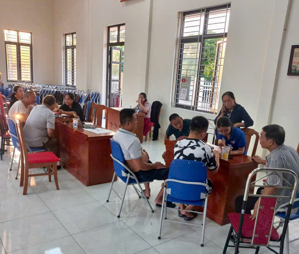 961 người dân xã Nam Phù được hỗ trợ cài đặt và nộp thuế trên ứng dụng Etax Mobile- Ảnh 3.