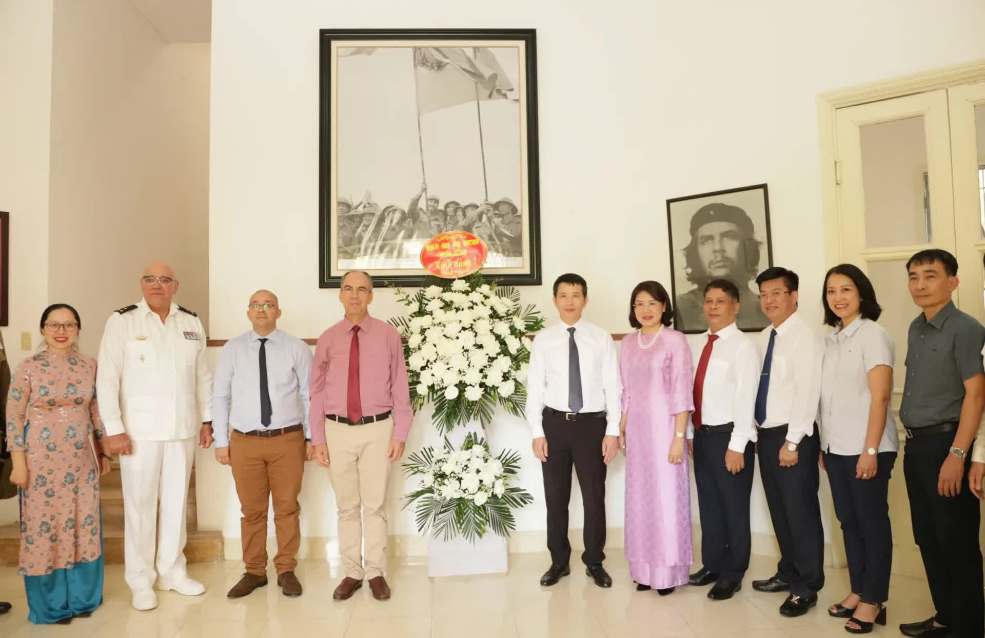 Phường Cửa Nam trao tặng quà ủng hộ nhân dân Cuba- Ảnh 1.