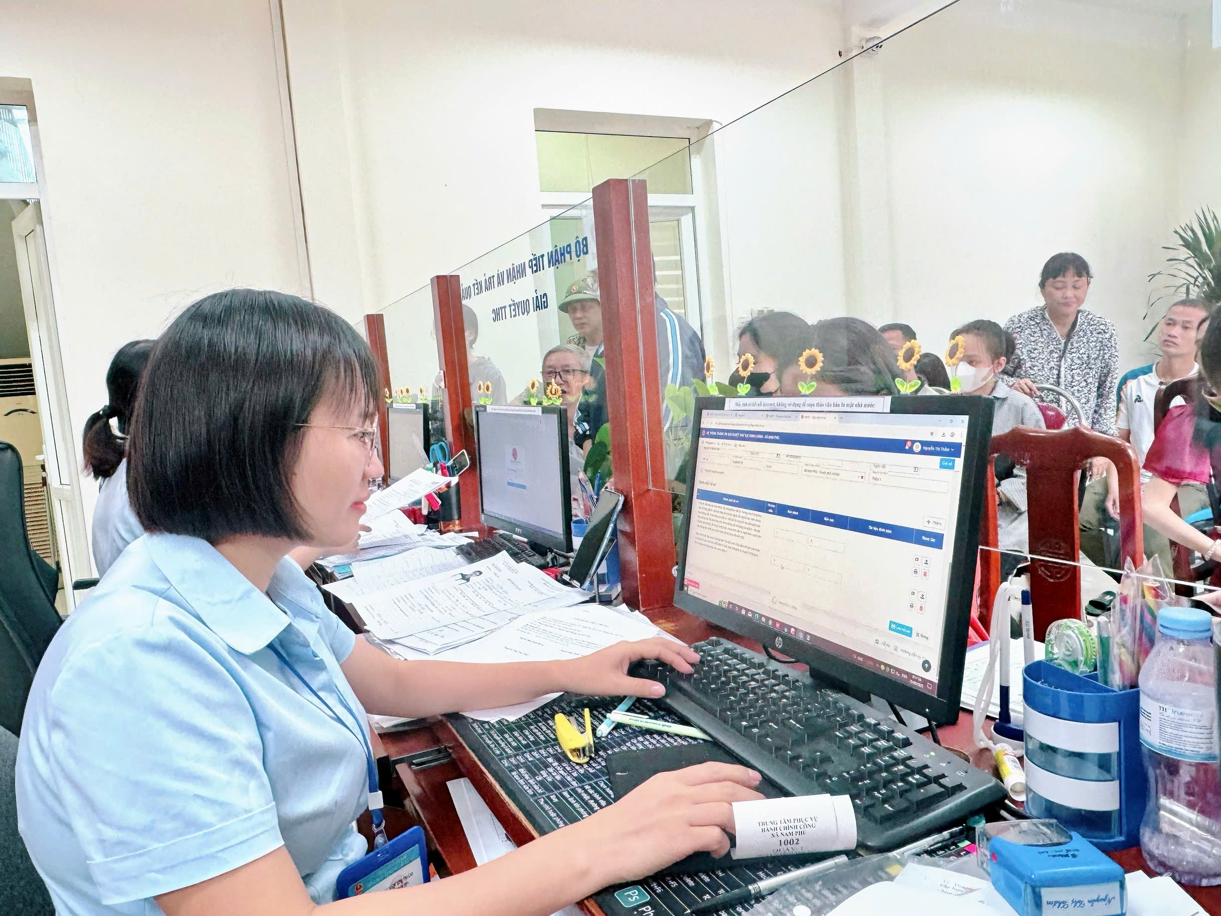 Đội ngũ cán bộ, công chức xã Nam Phù bắt nhịp với khối lượng công việc lớn- Ảnh 2.