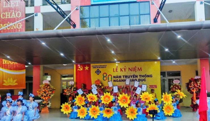 Trường Tiểu học Hoàng Liệt tưng bừng khai giảng năm học mới 2025-2026 và kỉ niệm 80 năm thành lập Bộ Giáo dục và Đào tạo
- Ảnh 4.
