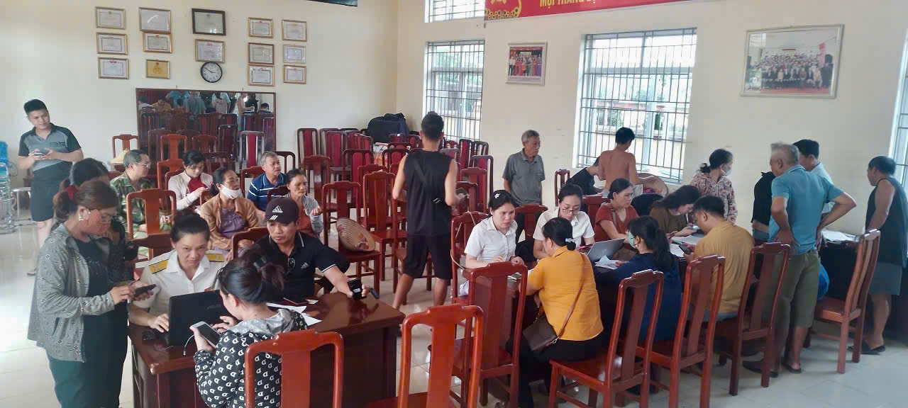 961 người dân xã Nam Phù được hỗ trợ cài đặt và nộp thuế trên ứng dụng Etax Mobile
