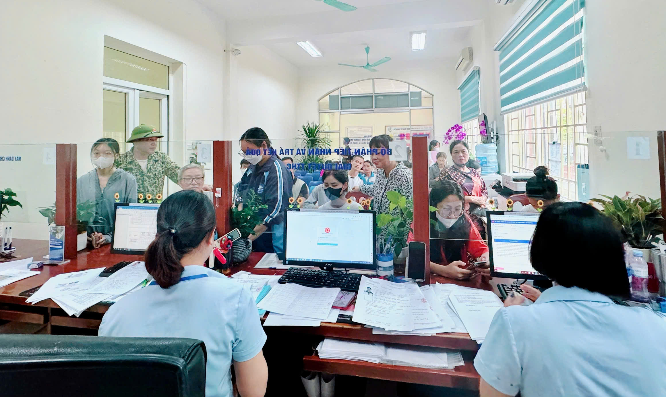 Đội ngũ cán bộ, công chức xã Nam Phù bắt nhịp với khối lượng công việc lớn- Ảnh 3.