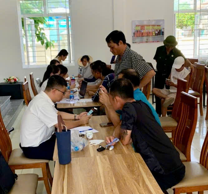 961 người dân xã Nam Phù được hỗ trợ cài đặt và nộp thuế trên ứng dụng Etax Mobile- Ảnh 1.
