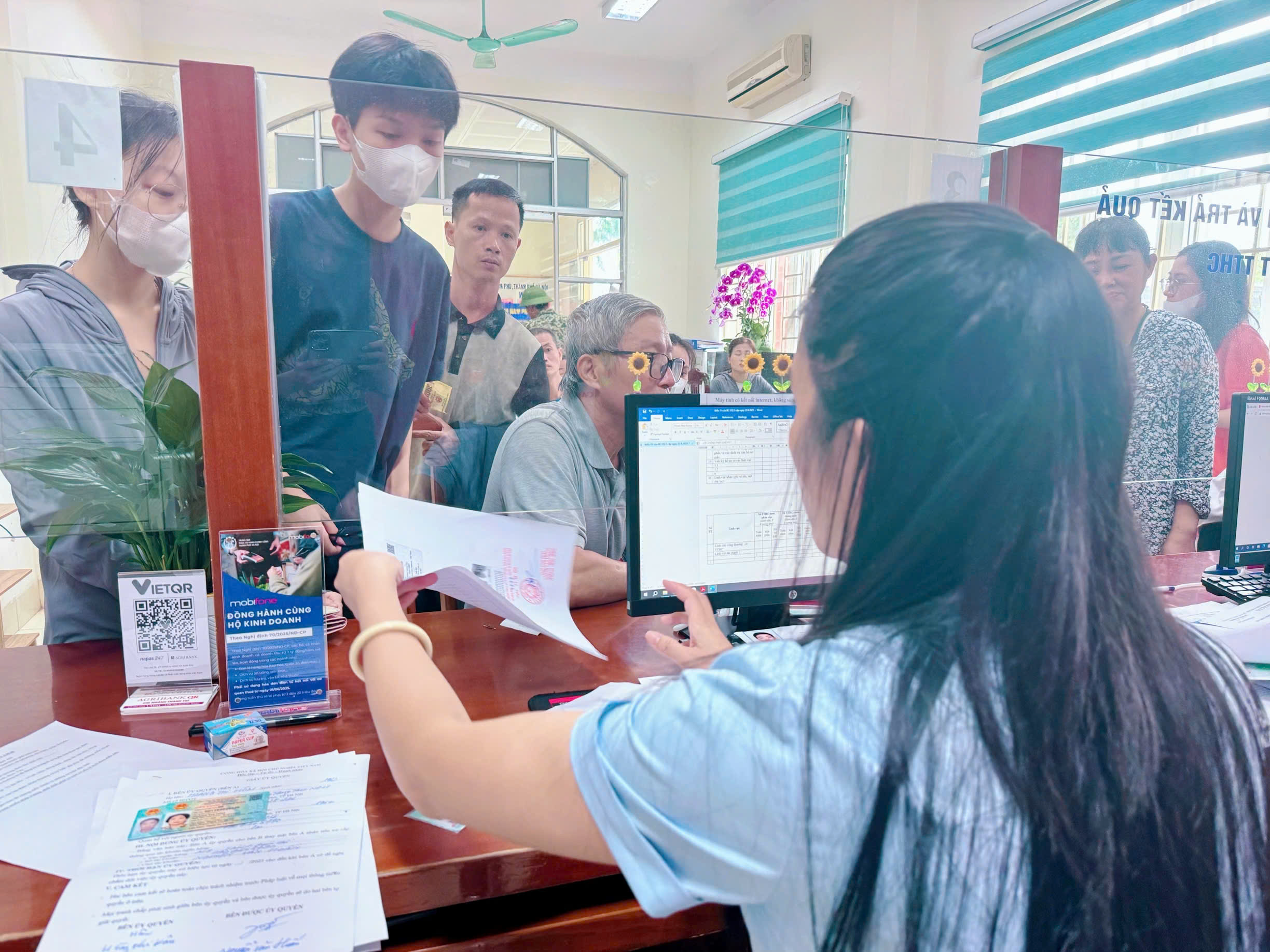 Đội ngũ cán bộ, công chức xã Nam Phù bắt nhịp với khối lượng công việc lớn- Ảnh 6.