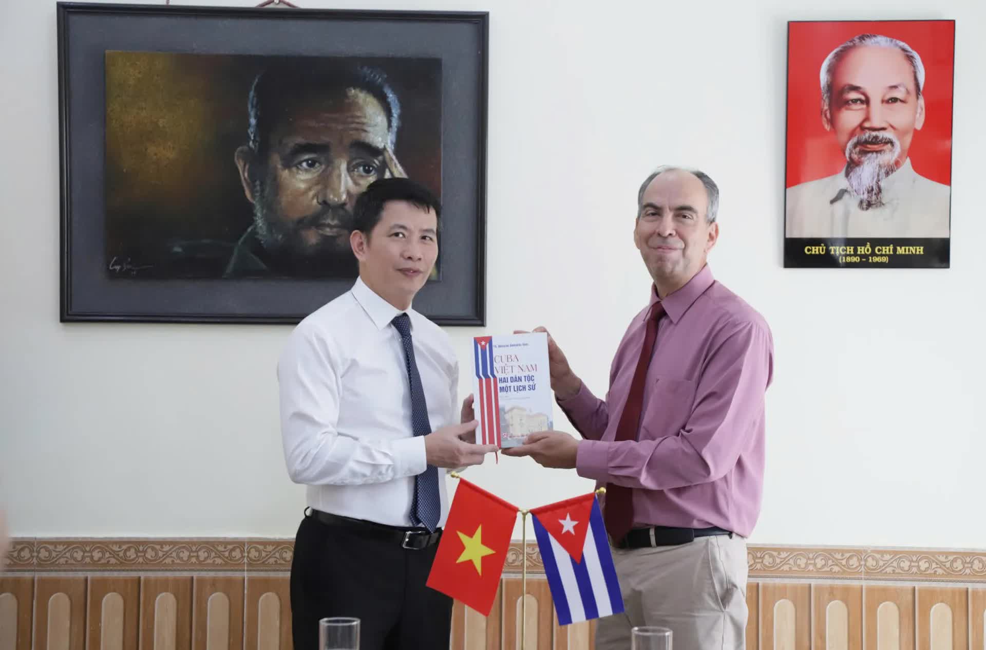 Phường Cửa Nam trao tặng quà ủng hộ nhân dân Cuba- Ảnh 2.