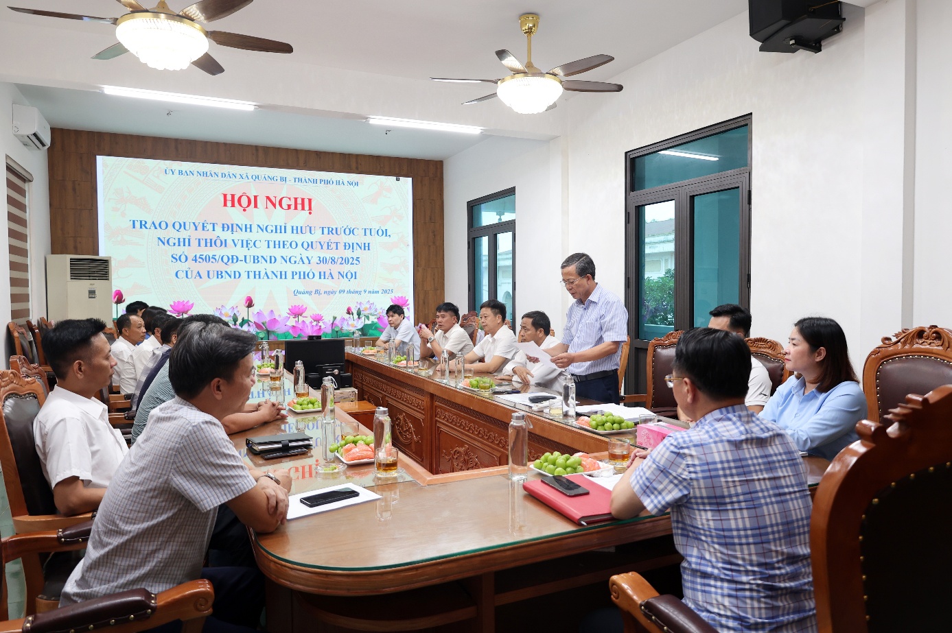 Xã Quảng Bị tổ chức Hội nghị trao Quyết định nghỉ hưu trước tuổi, nghỉ thôi việc theo Quyết định số 4505/QĐ-UBND ngày 30/8/2025 của UBND thành phố Hà Nội- Ảnh 1.