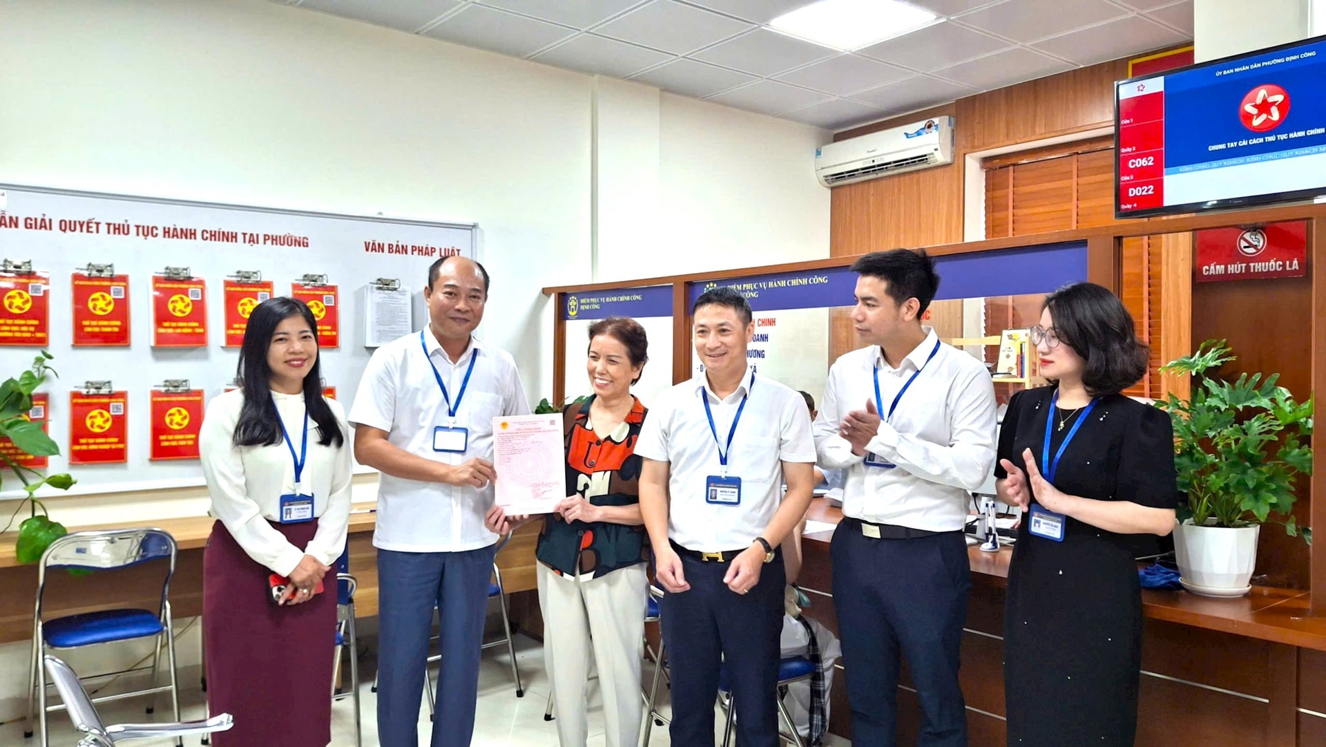 Hộ dân đầu tiên được phường Định Công trao "sổ đỏ" sau khi vận hành mô hình chính quyền mới- Ảnh 1.