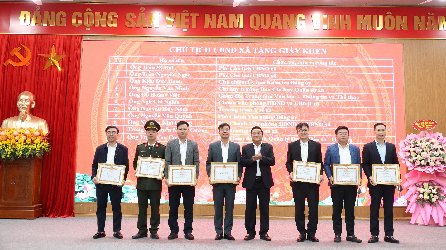 Xã Mê Linh biểu dương các tập thể, cá nhân tiêu biểu trong Công tác Giải phóng mặt bằng đường Vành đai 4- Ảnh 3.