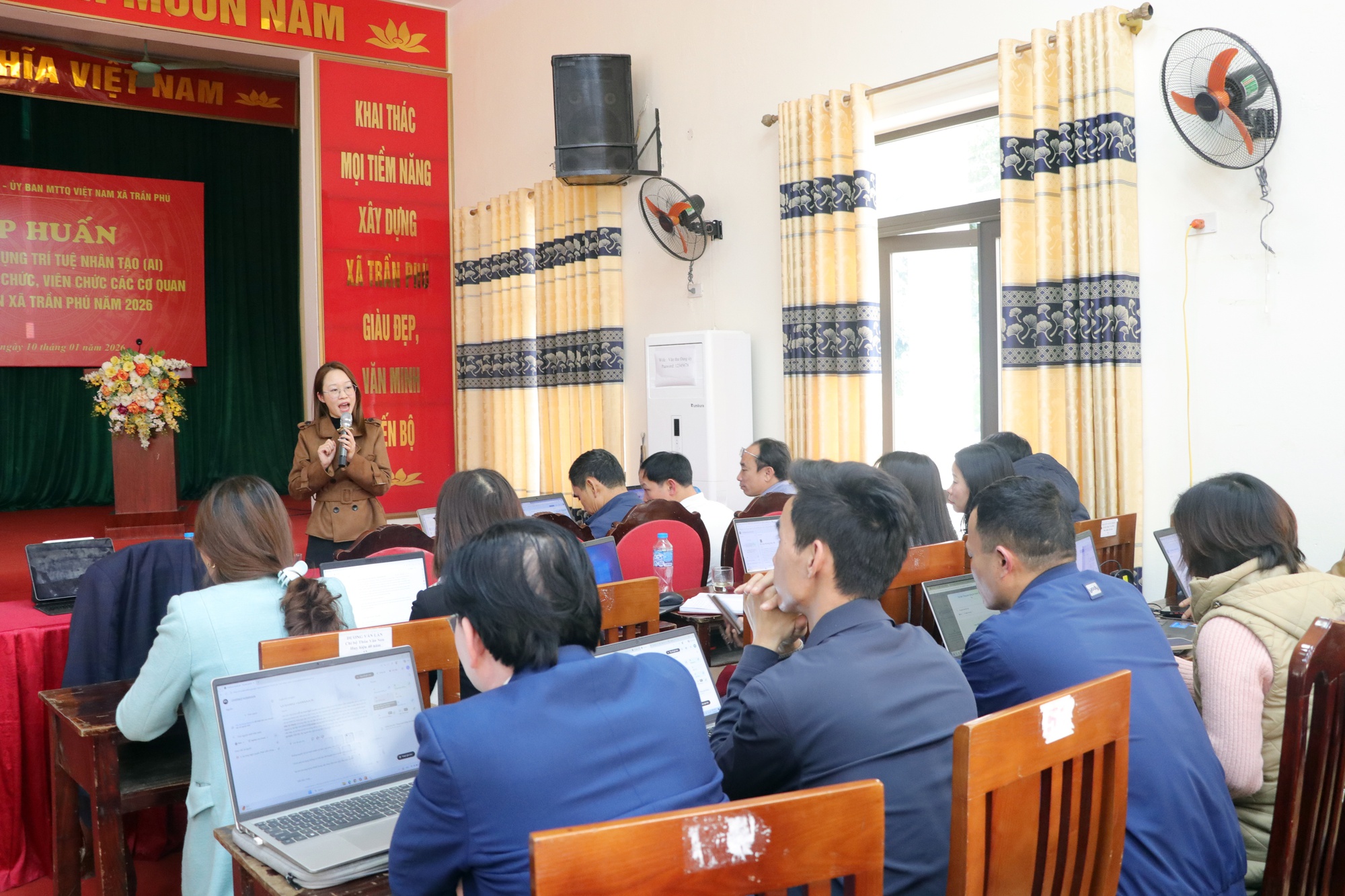 Xã Trần Phú đã tổ chức Hội nghị tập huấn, bồi dưỡng kỹ năng ứng dụng trí tuệ nhân tạo (AI)- Ảnh 5.