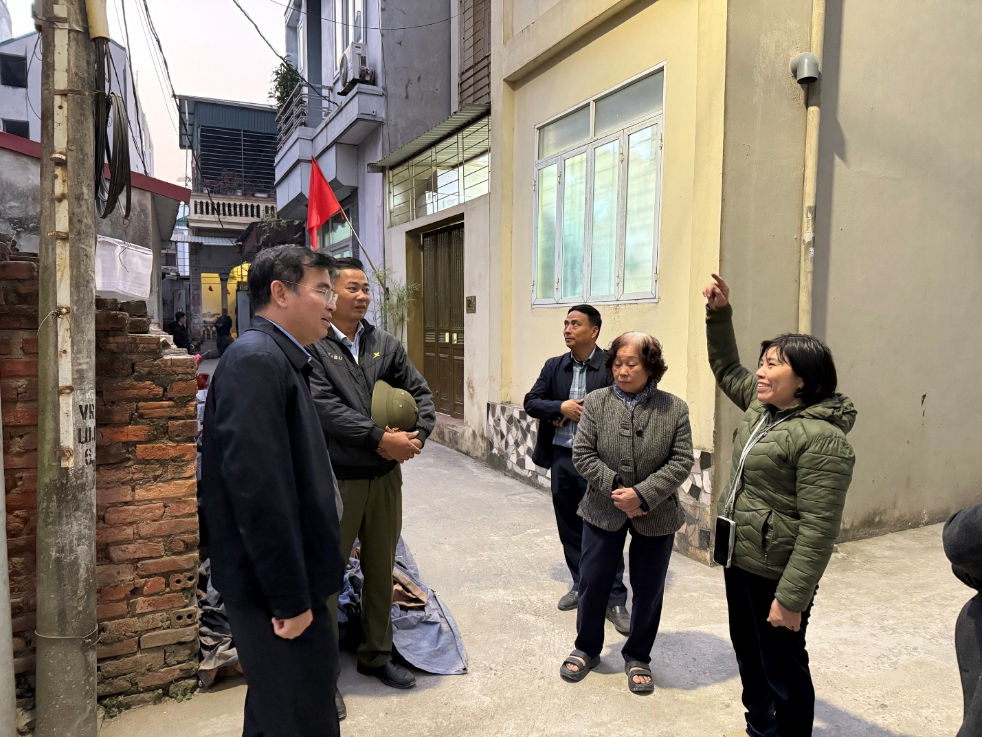 Đồng chí Dương Viết Cường – Chủ tịch Ủy ban nhân dân xã Gia Lâm kiểm tra hiện trường, chỉ đạo giải quyết các kiến nghị của nhân dân- Ảnh 1.