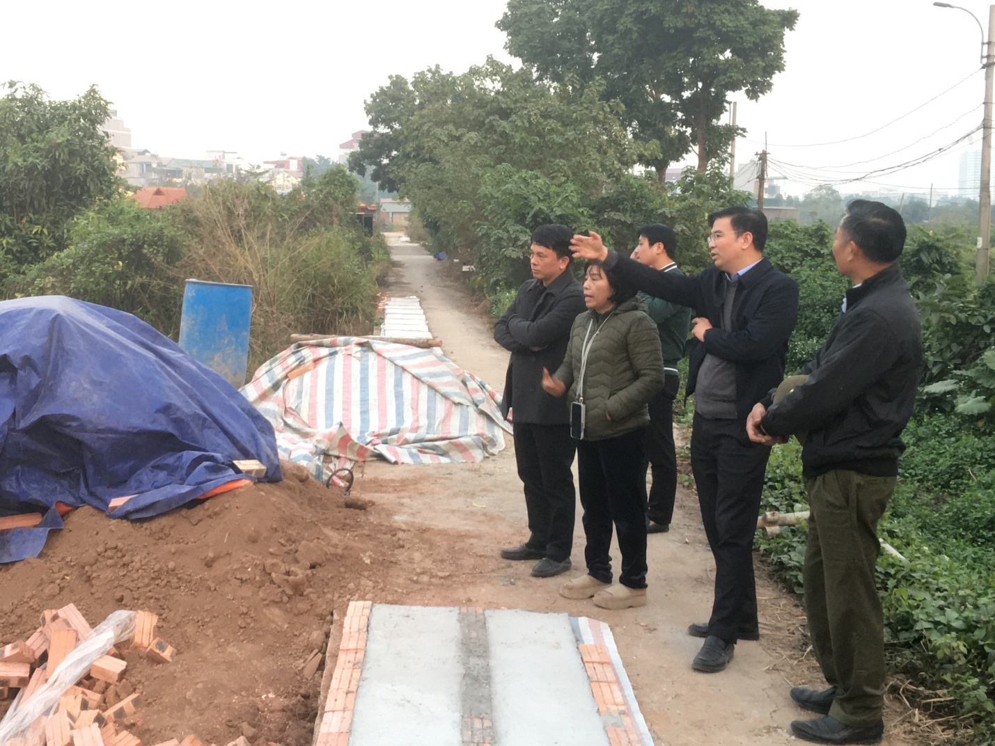 Đồng chí Dương Viết Cường – Chủ tịch Ủy ban nhân dân xã Gia Lâm kiểm tra hiện trường, chỉ đạo giải quyết các kiến nghị của nhân dân- Ảnh 2.