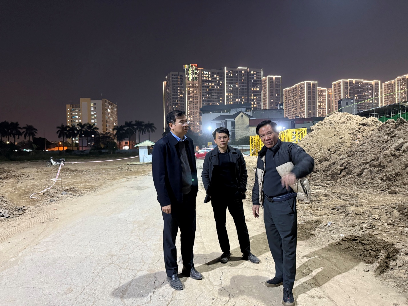 Đồng chí Dương Viết Cường – Chủ tịch Ủy ban nhân dân xã Gia Lâm kiểm tra hiện trường, chỉ đạo giải quyết các kiến nghị của nhân dân- Ảnh 3.