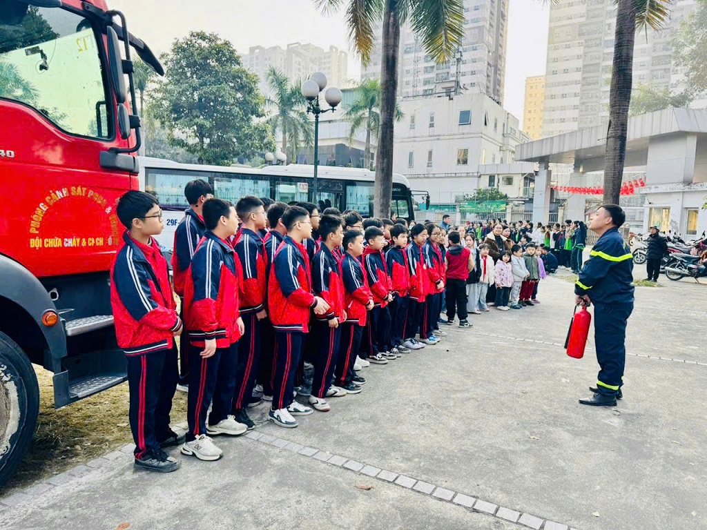 TRẢI NGHIỆM THỰC HÀNH PCCC: "HÀNH TRANG SINH TỒN" THIẾT THỰC CHO HỌC SINH PHƯỜNG PHƯƠNG LIỆT- Ảnh 1.