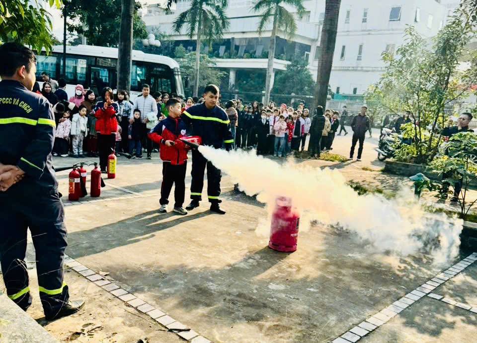 TRẢI NGHIỆM THỰC HÀNH PCCC: "HÀNH TRANG SINH TỒN" THIẾT THỰC CHO HỌC SINH PHƯỜNG PHƯƠNG LIỆT- Ảnh 2.