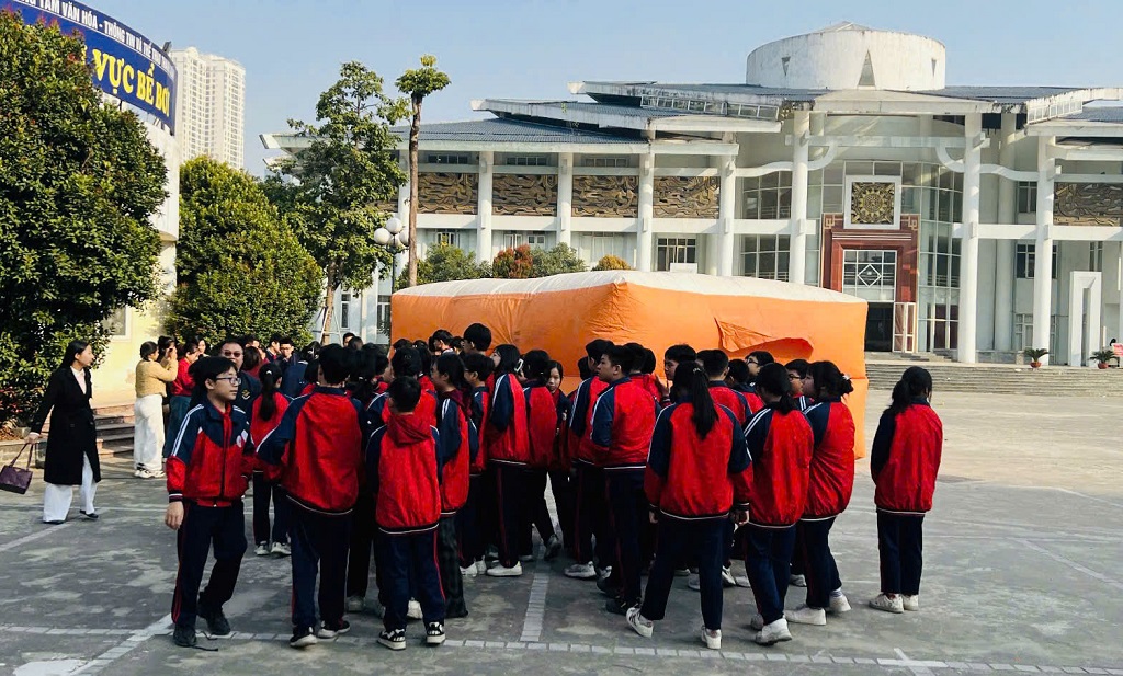 TRẢI NGHIỆM THỰC HÀNH PCCC: "HÀNH TRANG SINH TỒN" THIẾT THỰC CHO HỌC SINH PHƯỜNG PHƯƠNG LIỆT- Ảnh 3.