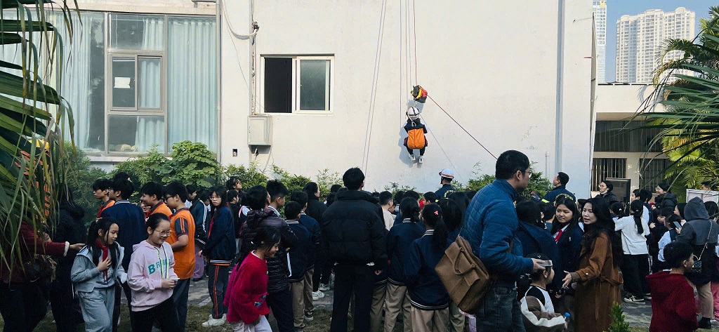 TRẢI NGHIỆM THỰC HÀNH PCCC: "HÀNH TRANG SINH TỒN" THIẾT THỰC CHO HỌC SINH PHƯỜNG PHƯƠNG LIỆT- Ảnh 4.