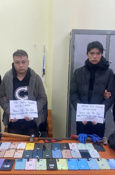 Công an phường Xuân Phương nhanh chóng bắt giữ đối tượng trộm cắp 51 chiếc điện thoại- Ảnh 1.