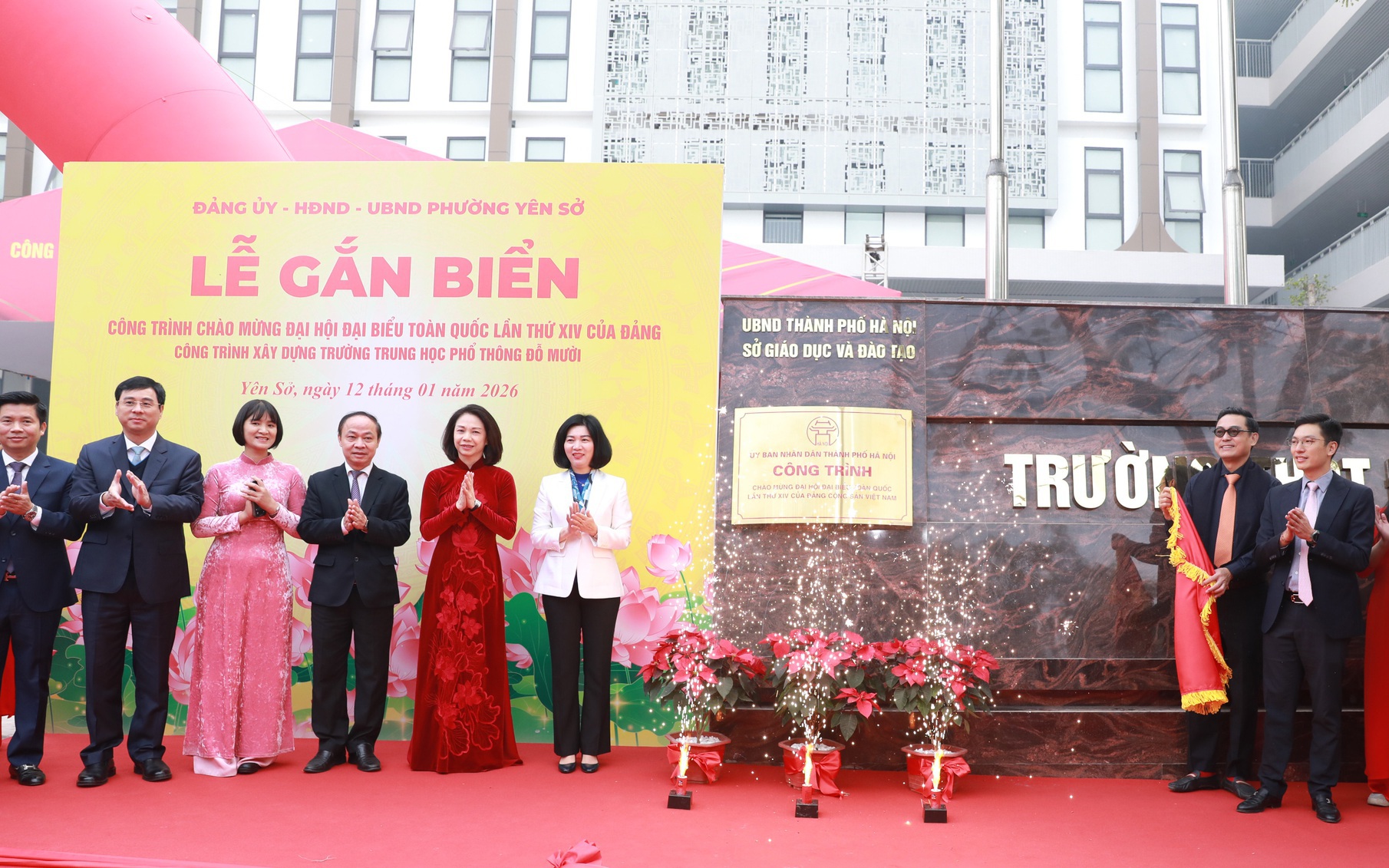 Các đại biểu thực hiện gắn biển công trình chào mừng Đại hội đại biểu toàn quốc lần thứ XIV của Đảng đối với Công trình xây dựng Trường THPT Đỗ Mười