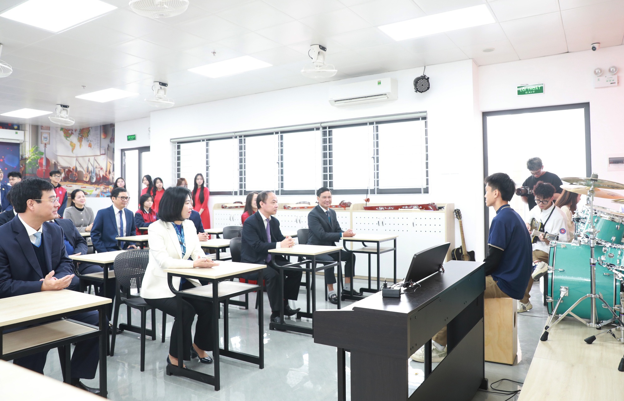 Gắn biển Công trình chào mừng Đại hội đại biểu toàn quốc lần thứ XIV của Đảng đối với Trường THPT Đỗ Mười- Ảnh 10.