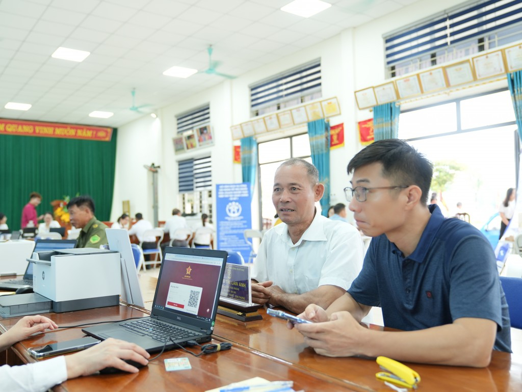 Hà Nội triển khai phổ cập dịch vụ công số, ưu tiên hỗ trợ người cao tuổi và nhóm yếu thế- Ảnh 1.