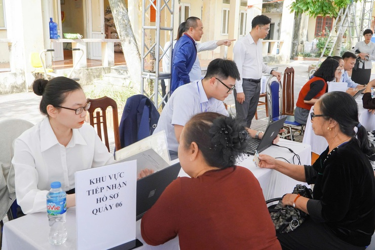 Hà Nội triển khai phổ cập dịch vụ công số, ưu tiên hỗ trợ người cao tuổi và nhóm yếu thế- Ảnh 2.