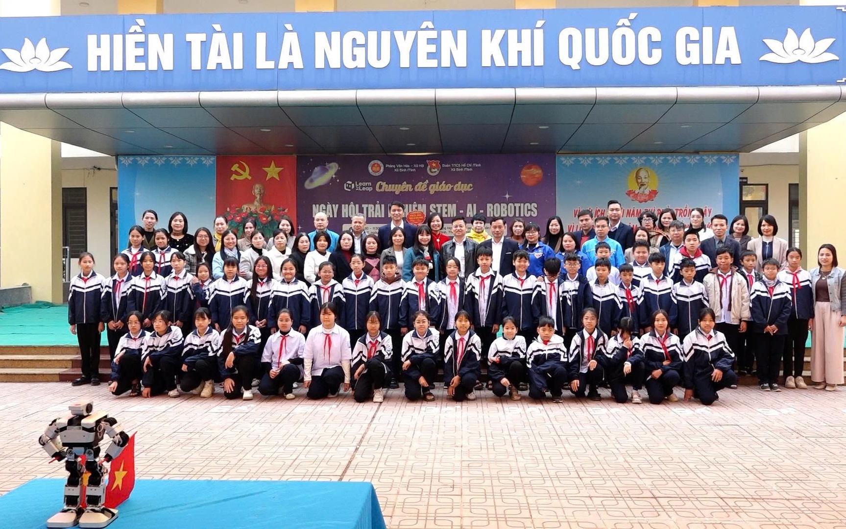 Ảnh: Lãnh đạo xã Bình Minh chụp ảnh lưu niệm cùng các đơn vị phối hợp và học sinh THCS Cao Viên