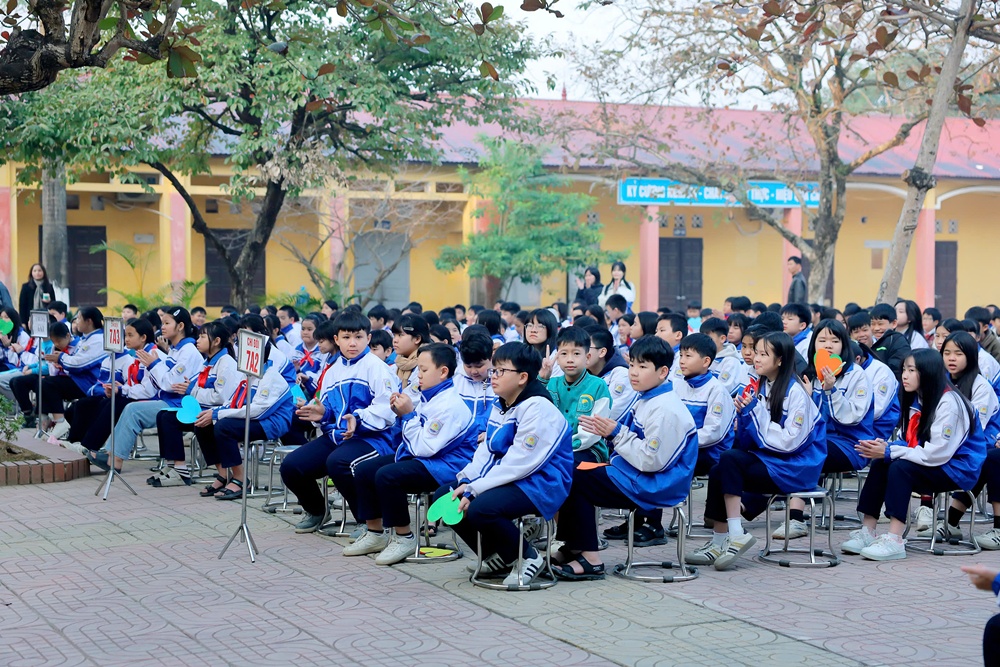 Trường THCS Xuân Mai B tổ chức chương trình giáo dục kỹ năng sống với chủ đề: Hành trang vào đời “Trí tuệ - nhân cách – bản lĩnh.- Ảnh 1.