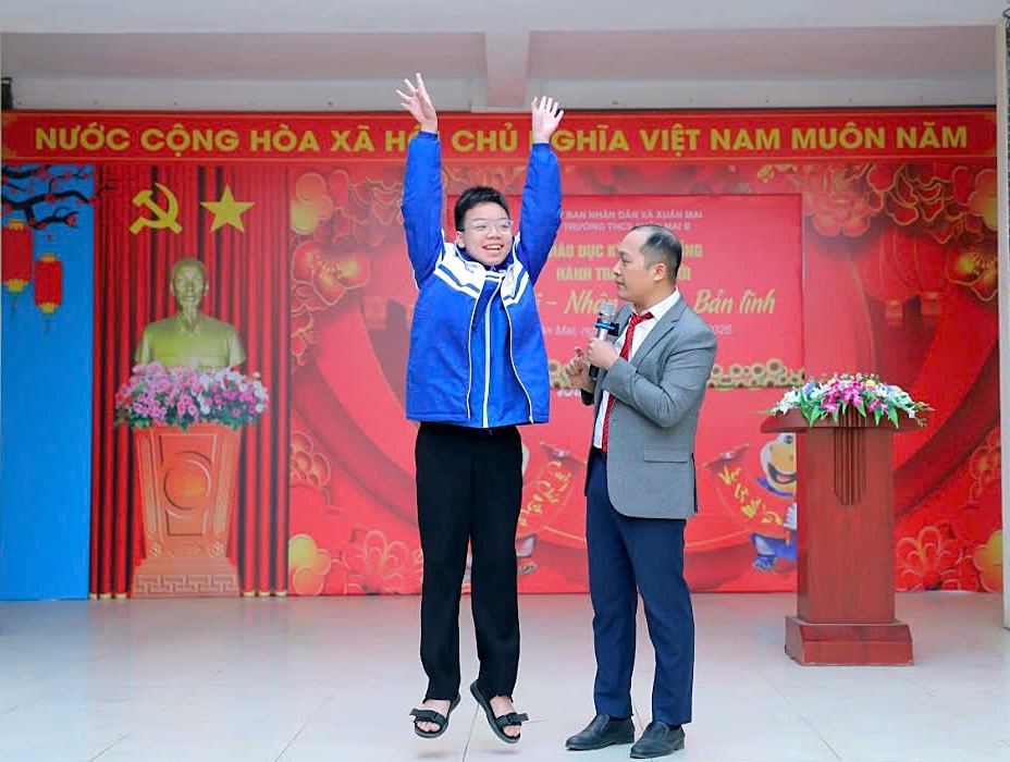 Trường THCS Xuân Mai B tổ chức chương trình giáo dục kỹ năng sống với chủ đề: Hành trang vào đời “Trí tuệ - nhân cách – bản lĩnh.- Ảnh 4.