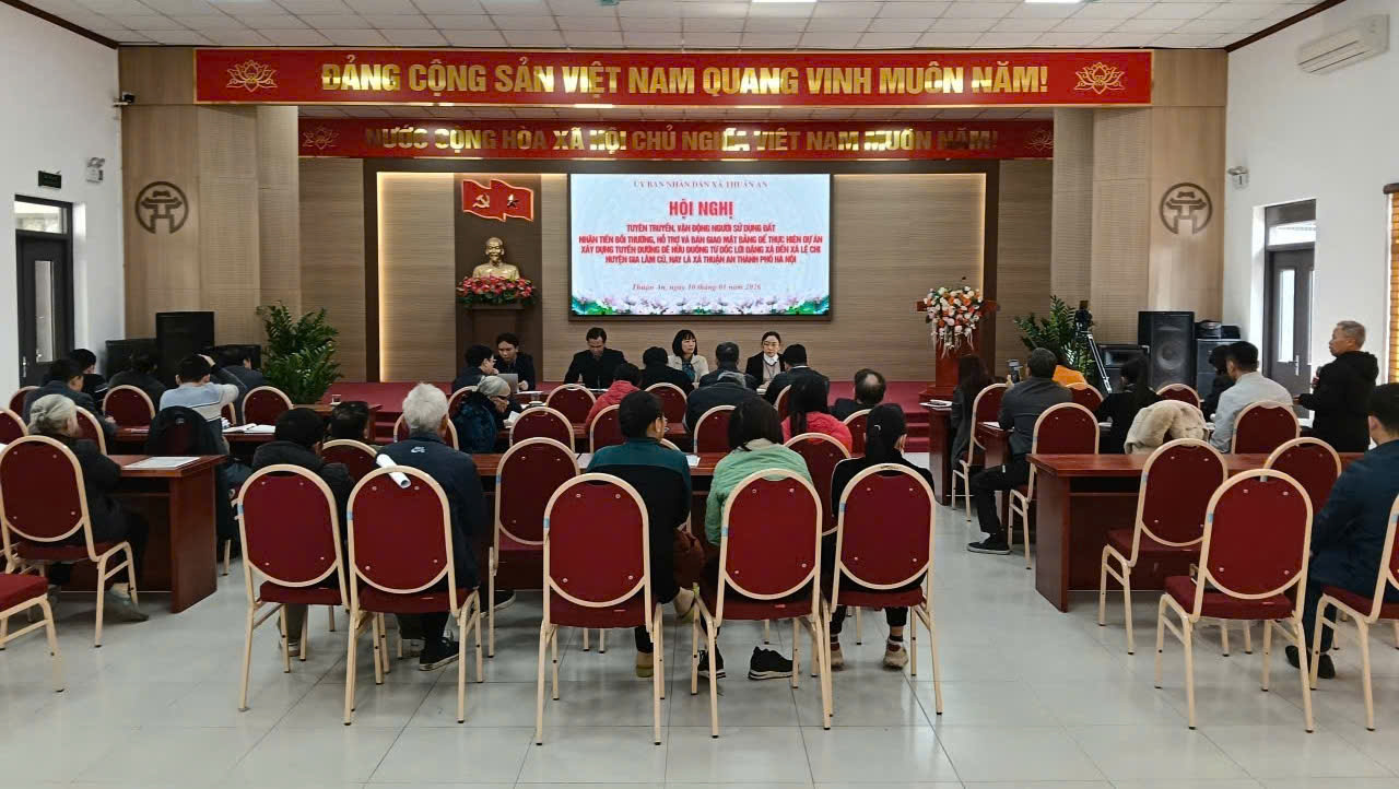 Hội nghị tuyên truyền, vận động người sử dụng đất nhận tiền bồi thường, hỗ trợ và bàn giao mặt bằng để thực hiện Dự án XD tuyến đường đê hữu Đuống từ Dốc Lời Đặng Xá đến xã Lệ Chi huyện Gia Lâm cũ, nay là xã Thuận An- Ảnh 1.