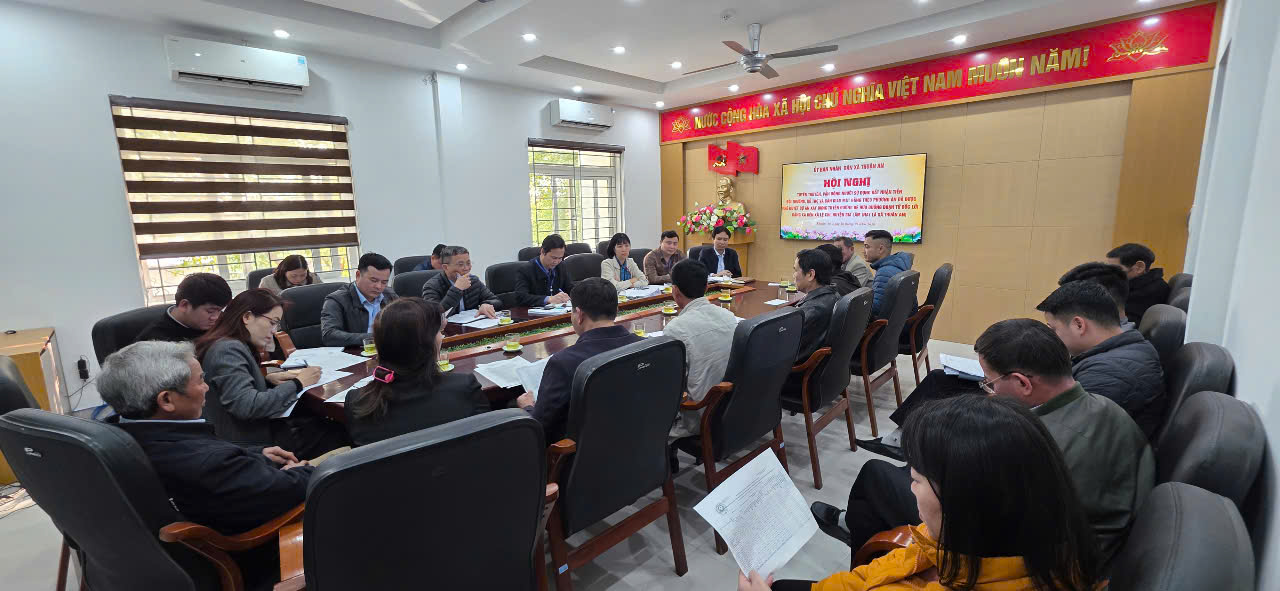 Ảnh có chứa trong nhà, ghế, trang phục, văn bản  Nội dung do AI tạo ra có thể không chính xác.