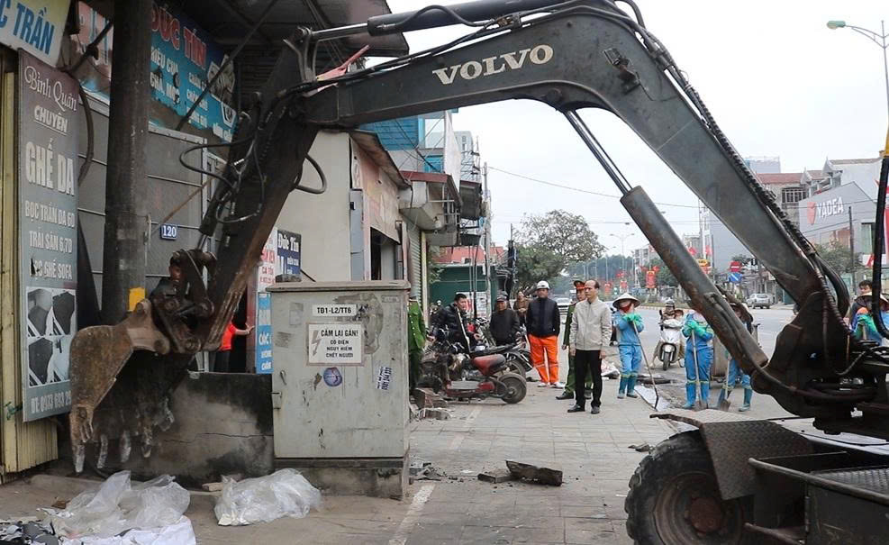MỸ ĐỨC QUYẾT LIỆT RA QUÂN GIẢI TỎA HÀNH LANG AN TOÀN GIAO THÔNG, LẬP LẠI KỶ CƯƠNG VĂN MINH ĐÔ THỊ- Ảnh 1.