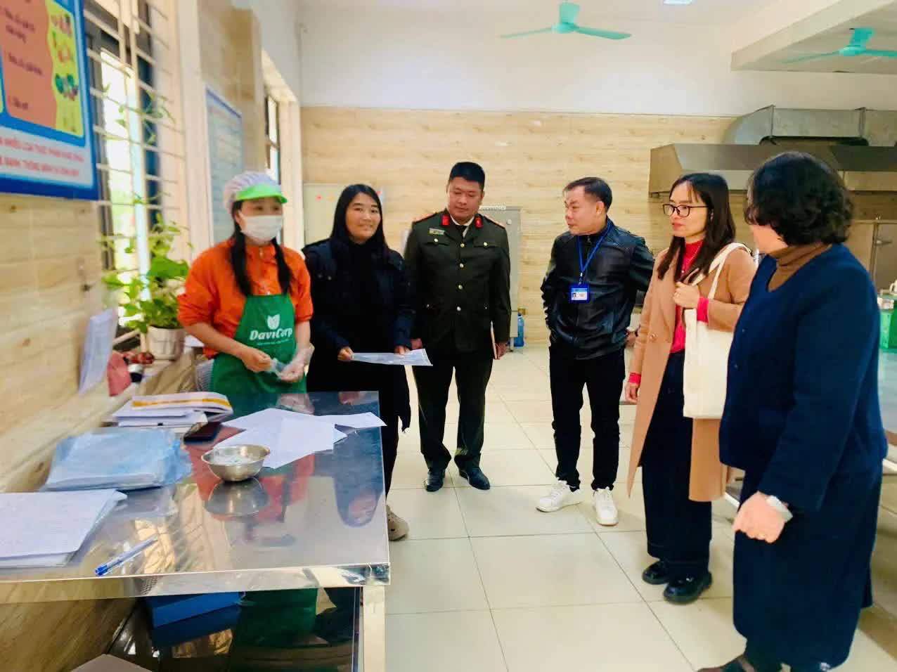 Trước ngày 10-4, các bếp ăn trường học phải công khai minh bạch nguồn gốc thực phẩm- Ảnh 1.