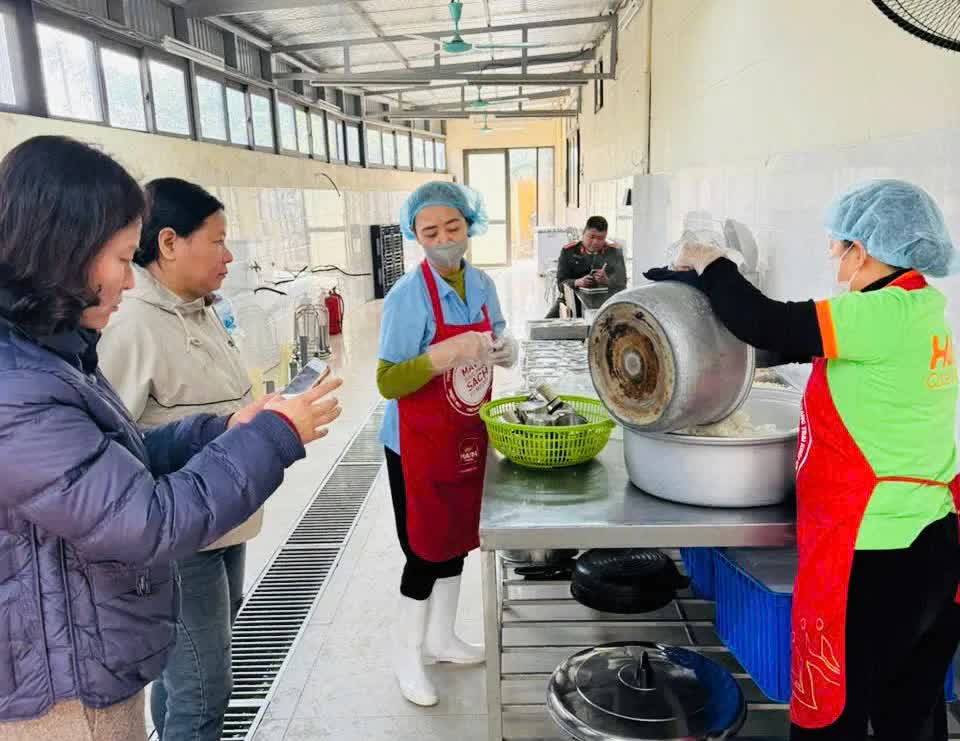 Xã Nam Phù phản hồi vụ việc thu giữ hơn 60 tấn thực phẩm không rõ nguồn gốc- Ảnh 9.