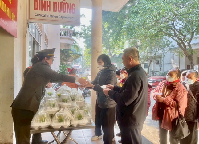 Công an xã Hoài Đức và Đội Quản lý thị trường số 24 phát 50 suất cơm không đồng tại Bệnh viện đa khoa Hoài Đức- Ảnh 2.