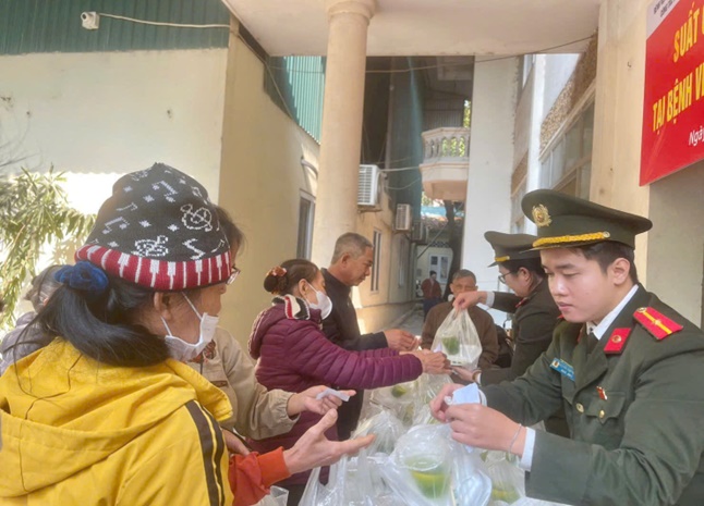 Công an xã Hoài Đức và Đội Quản lý thị trường số 24 phát 50 suất cơm không đồng tại Bệnh viện đa khoa Hoài Đức- Ảnh 3.