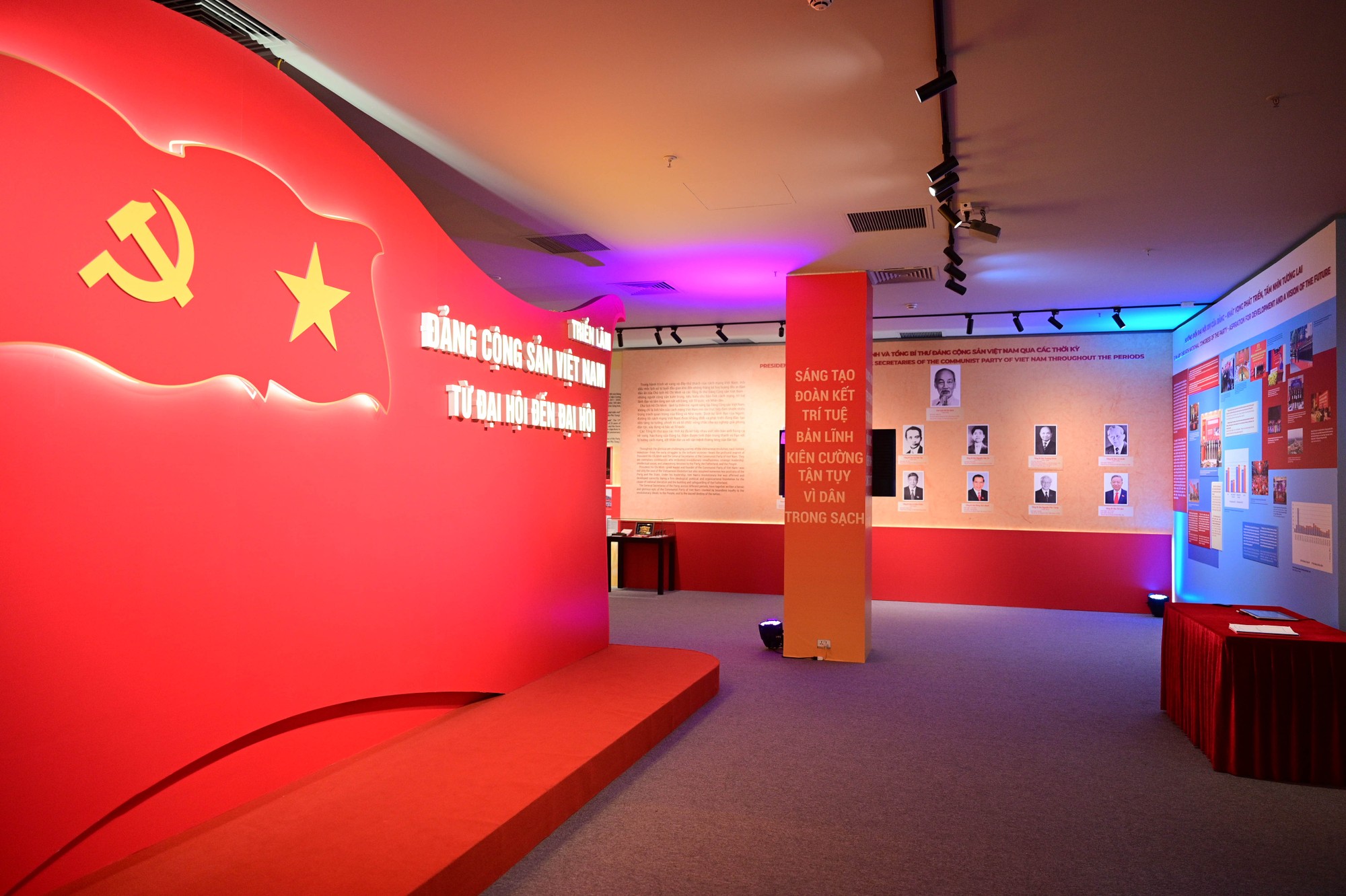 Triển lãm "Đảng Cộng sản Việt Nam-Từ Đại hội đến Đại hội"- Ảnh 2.