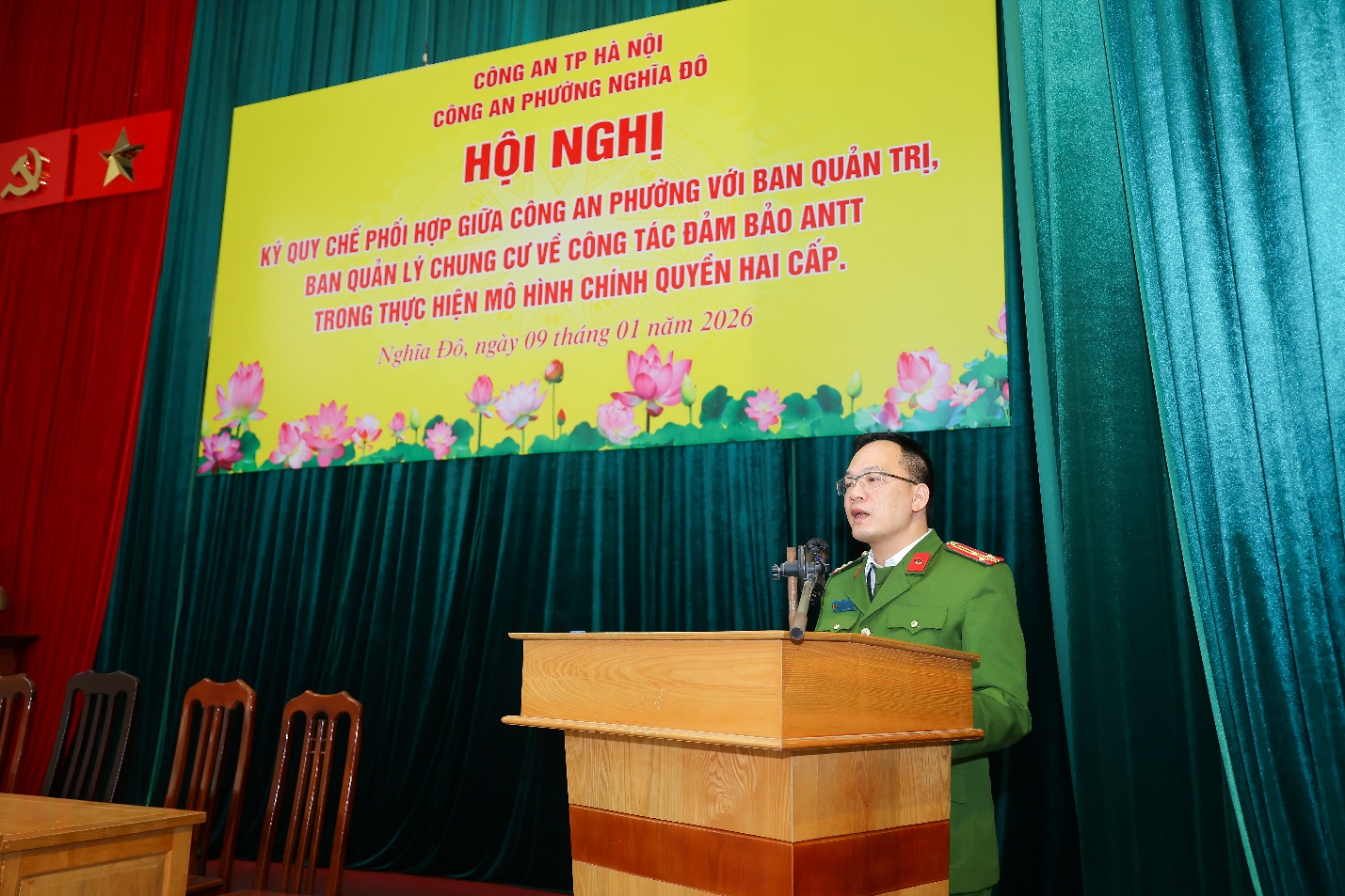 Ảnh có chứa trang phục, đồ đạc, Mặt người, trong nhà  Nội dung do AI tạo ra có thể không chính xác.